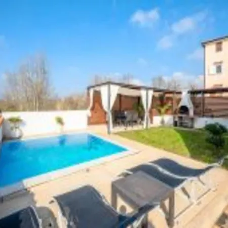 Beautiful With Parking Space Apartment *